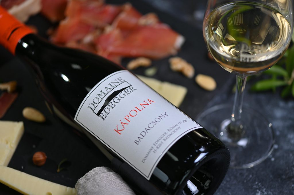 KAPOLNA DSC_1709cf8a0cd7116714666a14d6e302176ec017b4a54f73e22c59871cb2898a66fe98 white wine kápolna