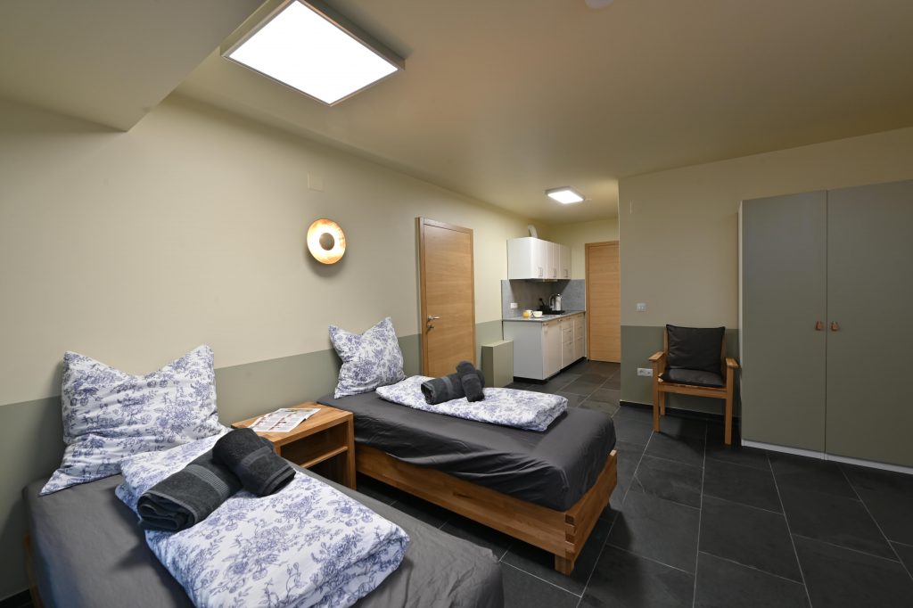 DSC_193161e2e07af920bf5c19ba151a5f46e57e61d192fc93073650d444f747dff32e0c apartement with single beds and kitchen